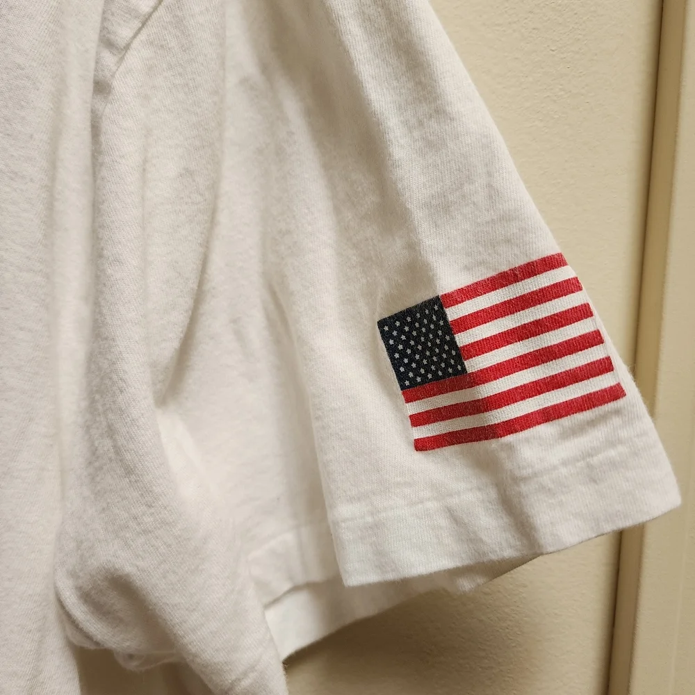 VINTAGE Single Stitch T-shirt with Flag and Dog Logo 1967 Size L 100% Cotton